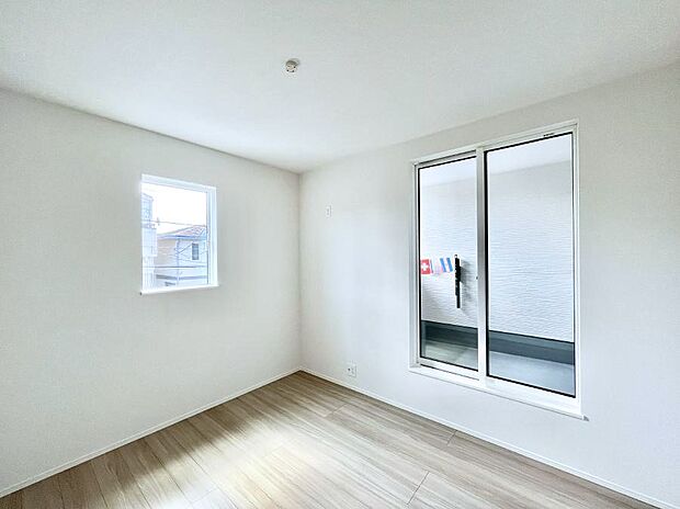 【寝室】明るいバルコニーサイドに洋室を設置。目覚めの良い寝室に。 