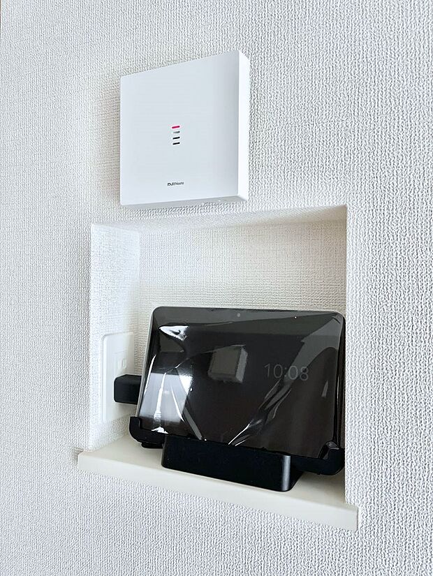 【TVモニター付きインターフォン】ナスタのインターホンでは、通常の来客用に加え、宅配業者向けの専用ボタンを設けた2ボタン式インターホンです。