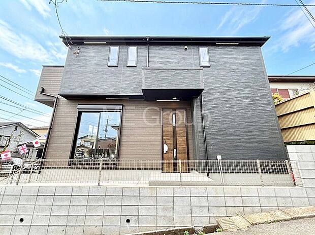 【現地外観写真】洗練された外観、上質な住空間が広がる室内は永く安心して過ごせる住居です。