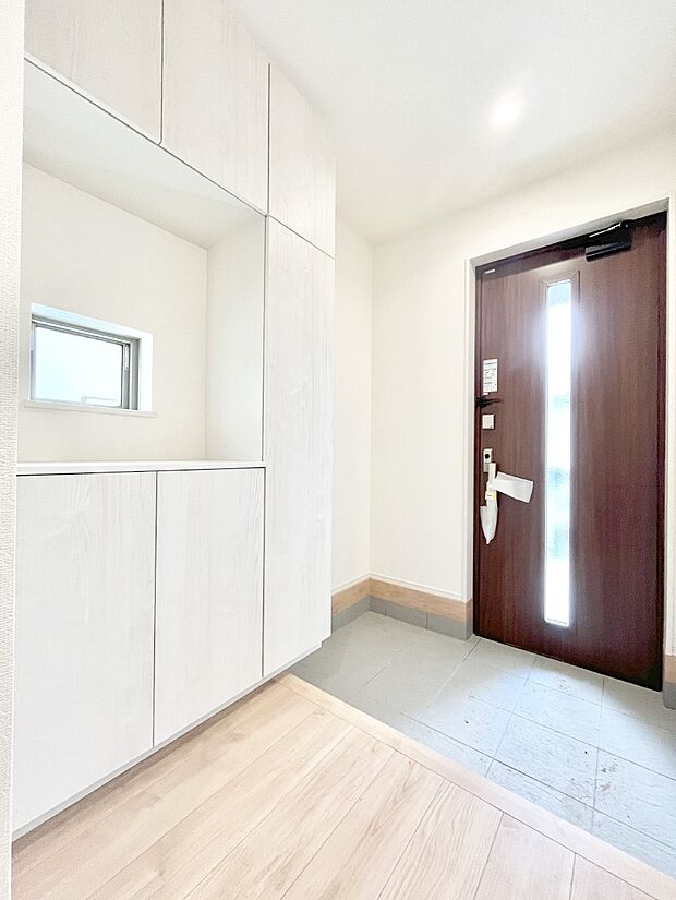 【玄関】飾り棚を利用して、お越しいただくお客様をおもてなしできます。