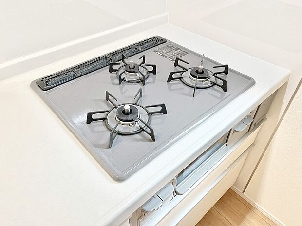 【Siセンサーコンロ】ガスコンロはSiセンサー搭載。火力調節や焦げ付き・消し忘れも防いでくれます。