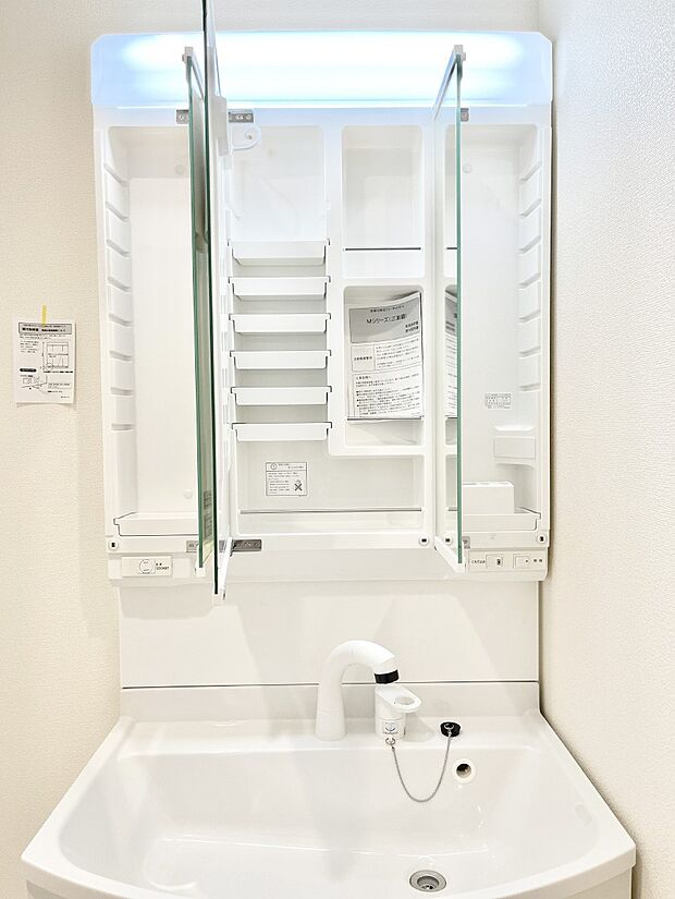 【三面鏡裏収納】三面鏡の裏に、化粧品や衛生用品などを収納可能。洗面台をすっきりと保ちます!