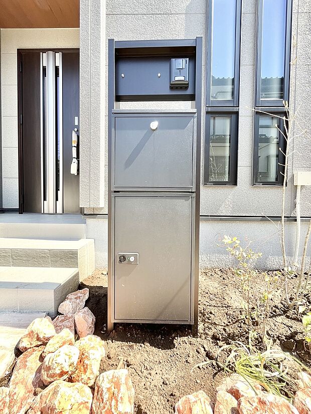 【その他現地】表札・インターホン・ポスト・宅配ＢＯＸをひとつに集約。エントランスになじむシンプルデザイン。