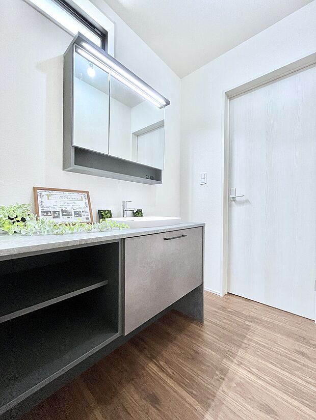 【脱衣場】清潔感のある快適空間です。毎日の身支度も気持ち良くお使い頂けます。 