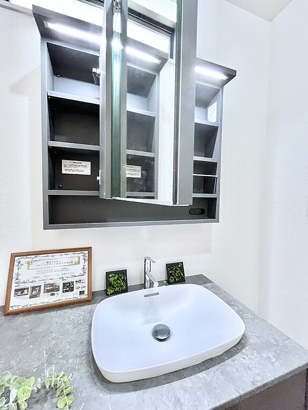 【三面鏡裏収納】三面鏡の裏に、化粧品や衛生用品などを収納可能。洗面台をすっきりと保ちます！