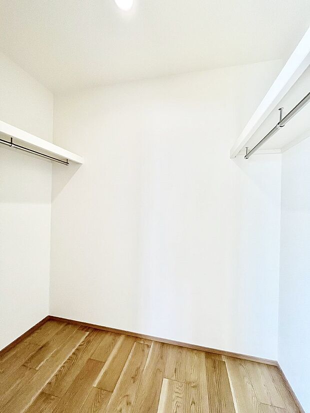 【ウォークインクローゼット】ウォークインクローゼットの活用で生活空間スッキリ