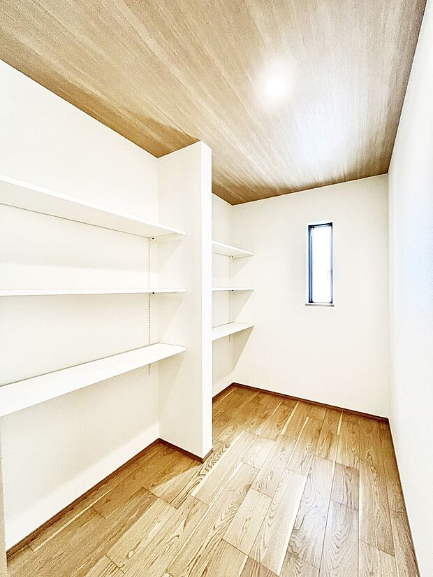 【収納】食品のストックや調理器具の保管に便利な可動棚付きパントリー