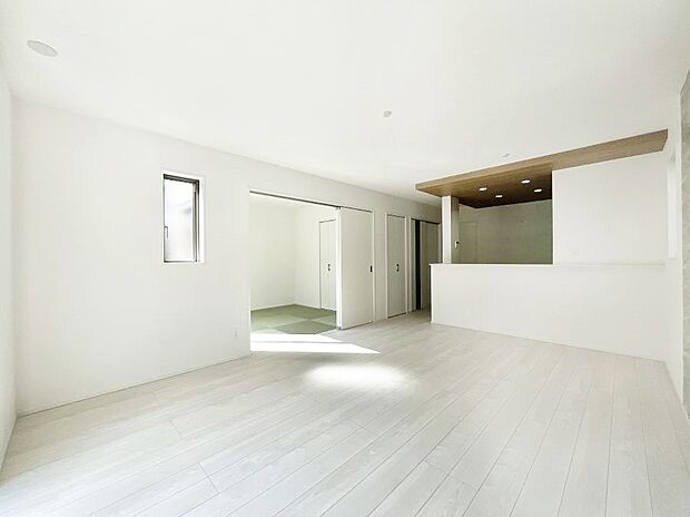 【リビングダイニング】隣接の和室を開放すればさらに広々空間に  