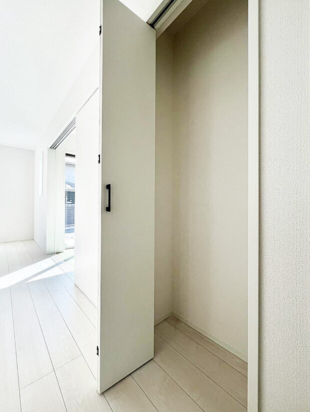 【リビング収納】リビング収納。ここに収納があると物が集まるLDKがスッキリ片付きそうですね。  