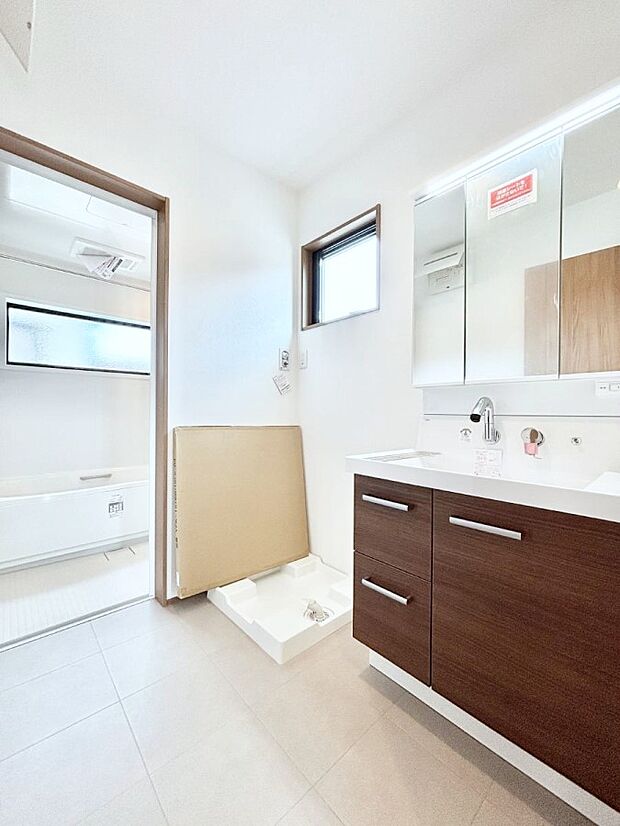 【脱衣場】小窓がついているので湿気の多い場所でも換気が十分行えます。毎日の身支度を気持ち良く!