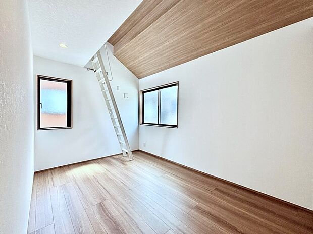 【子供部屋】ロフトのあるお部屋は、天井が高く設けられているので開放感があります。