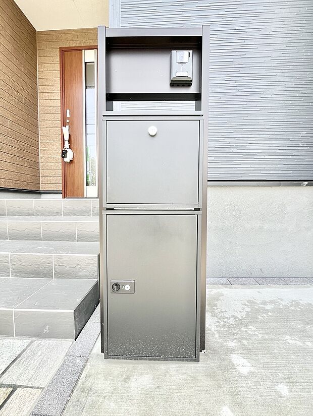 【その他現地】表札・インターホン・ポスト・宅配BOXをひとつに集約。エントランスになじむシンプルデザイン。