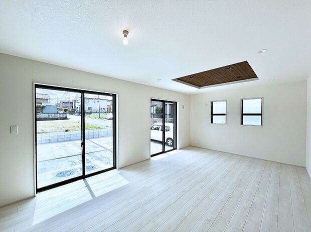 【リビングダイニング】大きな窓からたっぷりの陽光と風を感じられるリビング