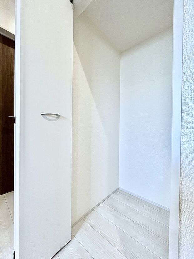 【収納】掃除用具や生活雑貨の保管に便利な廊下収納