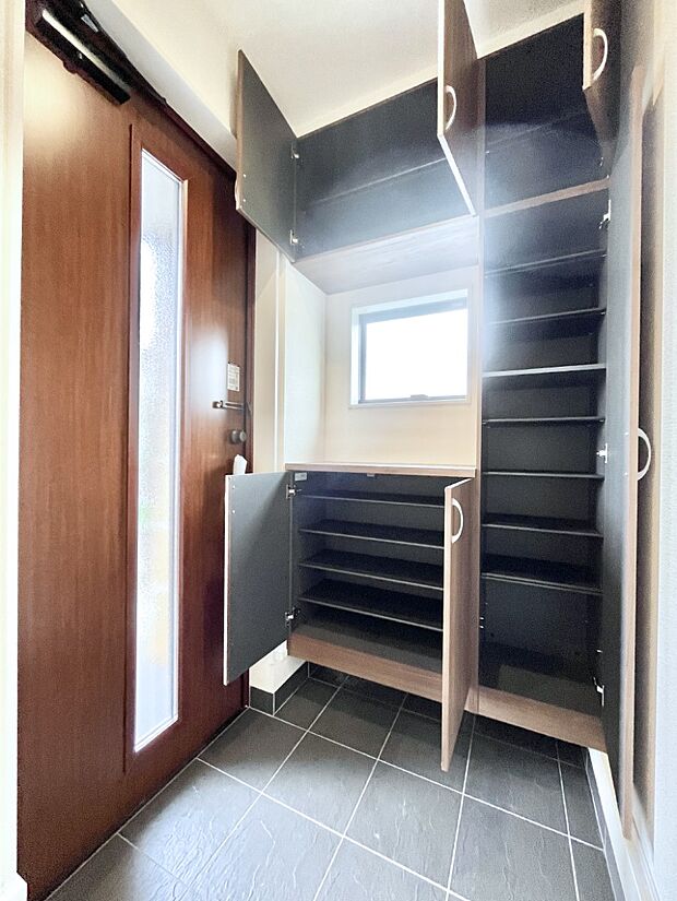 【シューズボックス】たっぷり収納できるシューズボックスで家族全員の靴も、玄関すっきり。