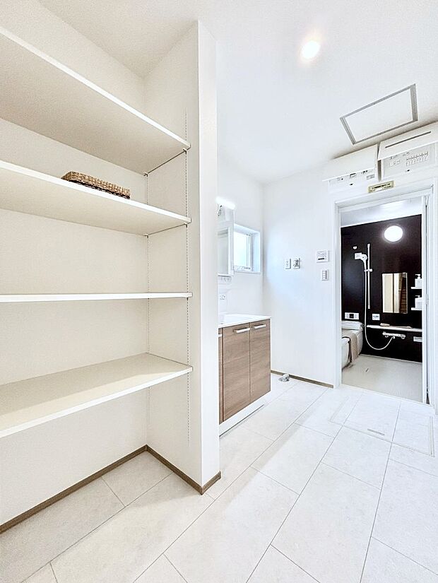 【脱衣場】洗面室にはリネン棚付き!ゆとりの洗面スペースで親子で一緒にお着替えもラクラク!