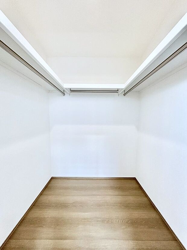 【ウォークインクローゼット】衣類をハンガーに掛けたまま収納できるWIC。衣類の整理整頓がしやすくて便利です!