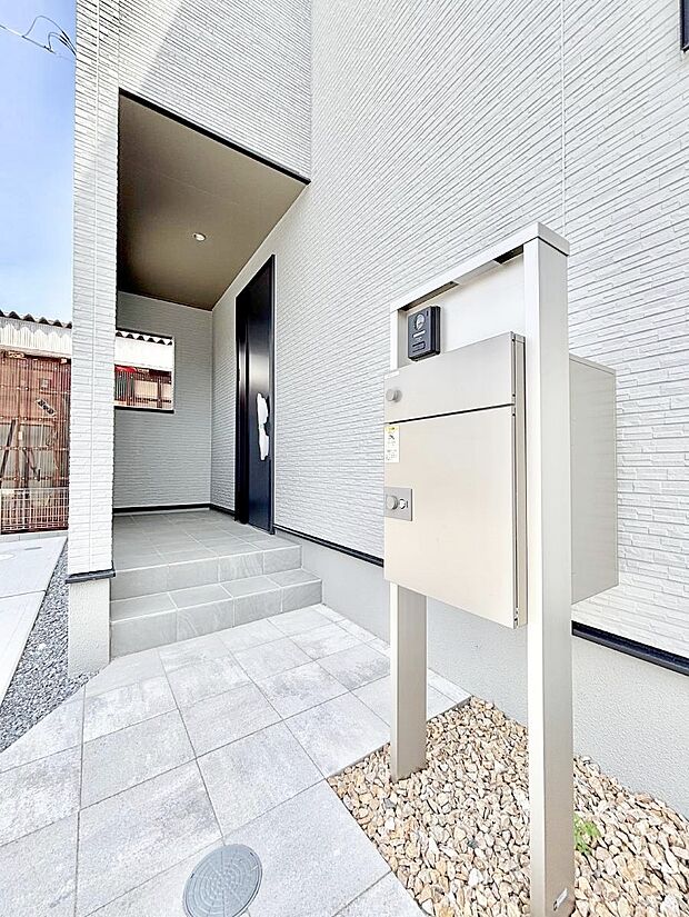 【その他現地】表札・インターホン・ポスト・宅配BOXをひとつに集約。エントランスになじむシンプルデザイン。