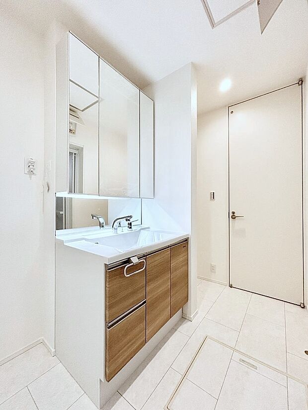 【洗面台・洗面所】スタイリングに便利な三面鏡、ミラーキャビネットで細かい物スッキリ