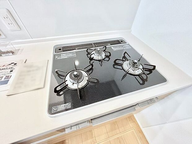 【Siセンサーコンロ】ガスコンロはSiセンサー搭載。火力調節や焦げ付き・消し忘れも防いでくれます。