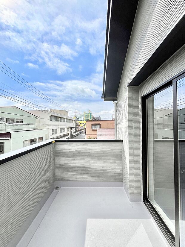 【バルコニー】ゆったりバルコニーだから沢山お洗濯ものを干せます。