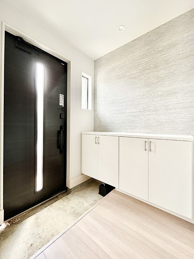 【玄関】飾り棚を利用して、お越しいただくお客様をおもてなしできます。