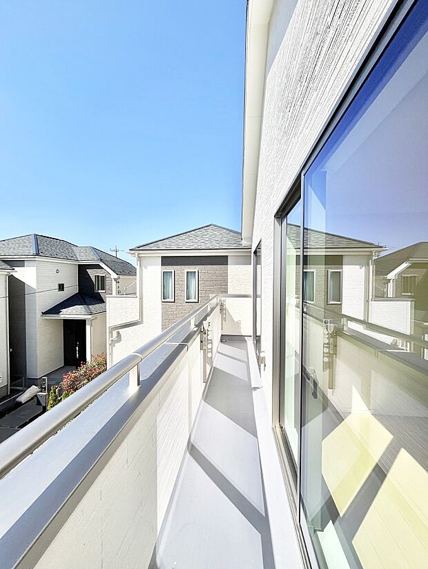 【バルコニー】2部屋から出入りできるので洗濯物を取り込むのもラクラク