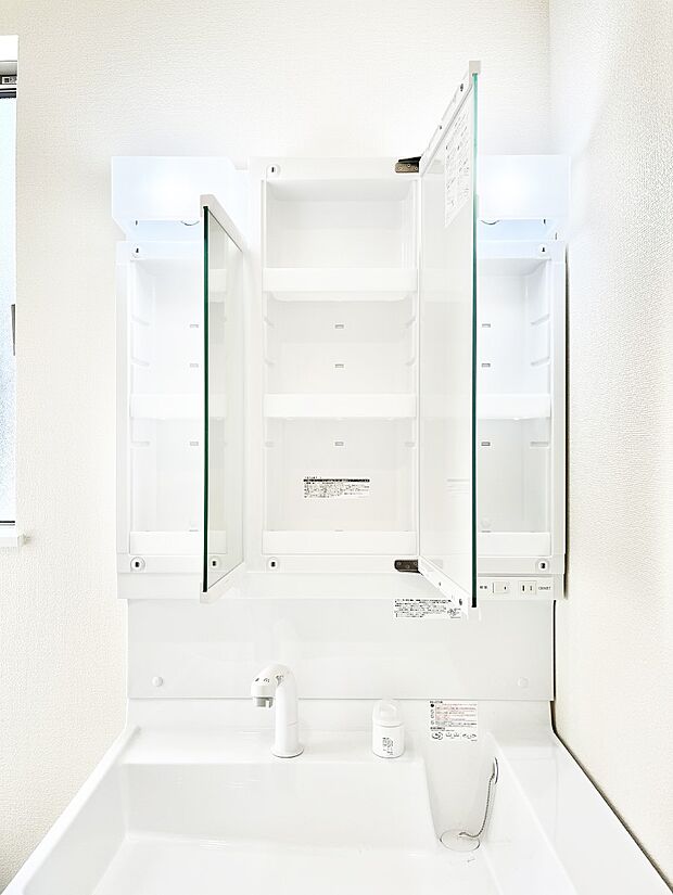 【三面鏡裏収納】三面鏡の裏に、化粧品や衛生用品などを収納可能。洗面台をすっきりと保ちます！