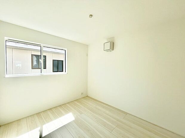 【寝室】使いやすい形でベットや家具の置き方にも困ることもありません。