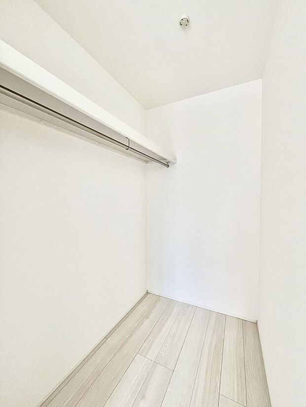 【ウォークインクローゼット】ウォークインクローゼットの活用で生活空間スッキリ