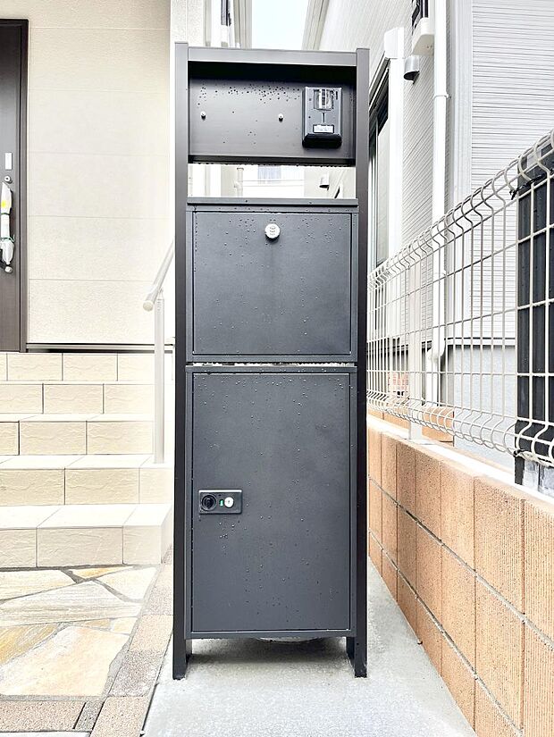 【その他現地】シンプルデザインのポスト。