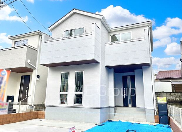 【現地外観写真】暮らしやすさと居心地の良さにこだわったシンプルで飽きのこないデザイン ！