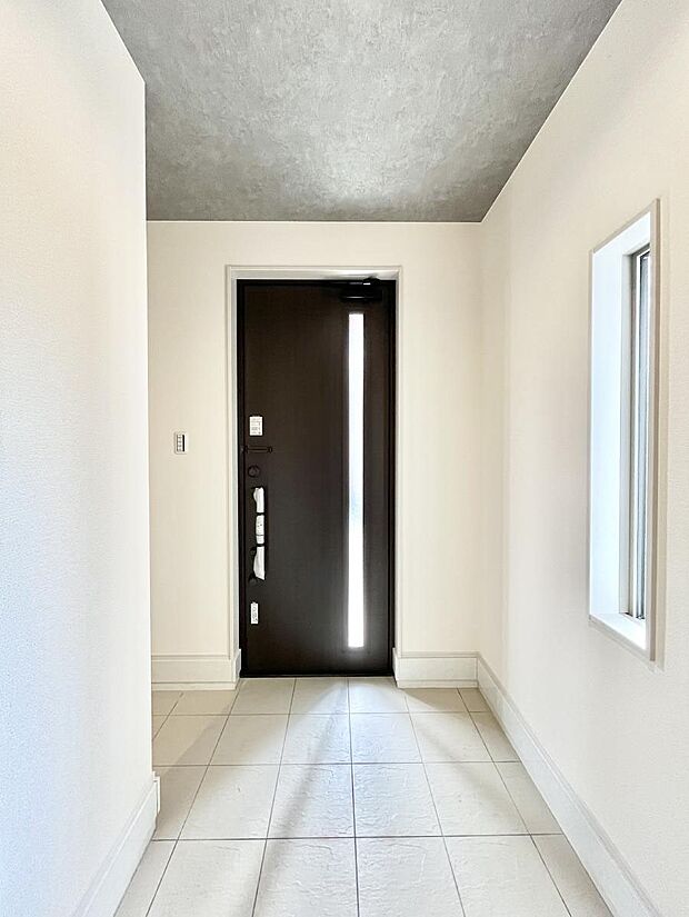 【玄関】明るい玄関はお客様をお出迎えするのにぴったりです！