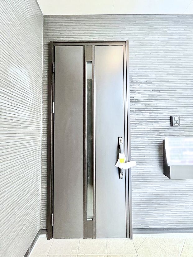 【玄関】住まいの顔を演出する、玄関ドア。