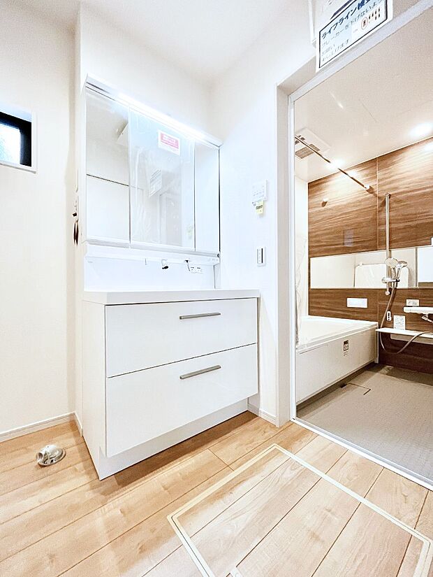 【脱衣場】小窓がついているので湿気の多い場所でも換気が十分行えます。毎日の身支度を気持ち良く!