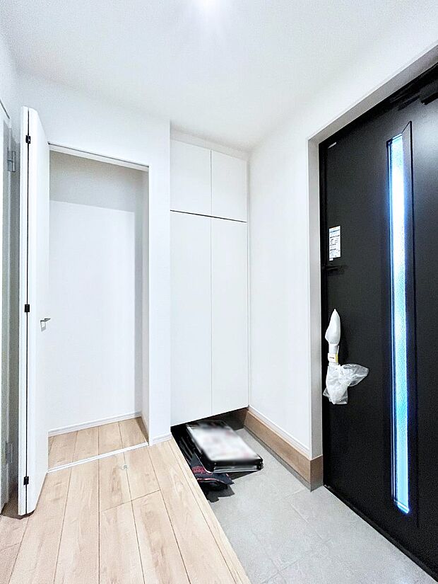 【玄関】ガラススリットの入った玄関ドアが室内に光を届けてくれます