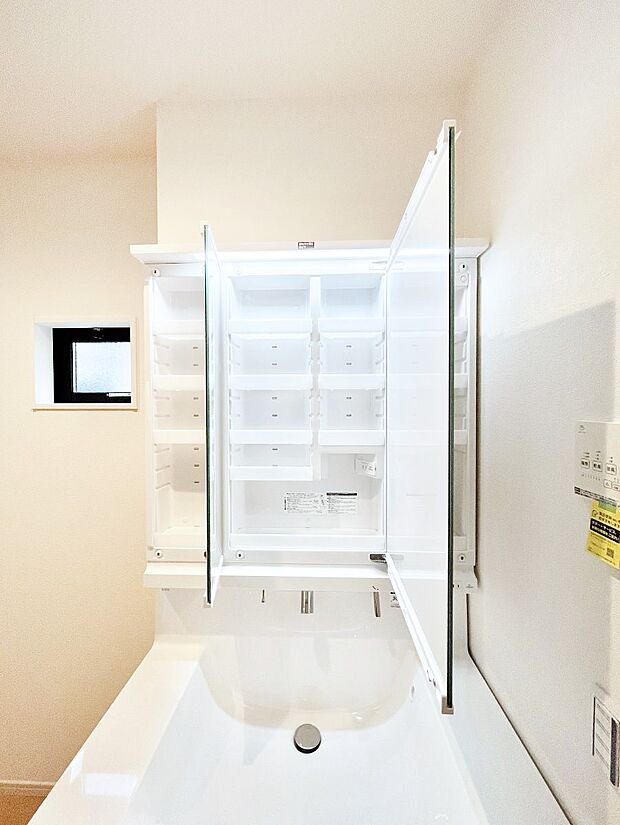 【三面鏡裏収納】三面鏡の裏に、化粧品や衛生用品などを収納可能。洗面台をすっきりと保ちます!