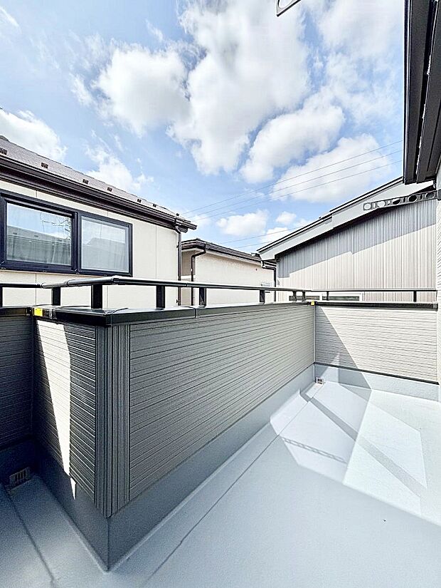 【バルコニー】ゆったりバルコニーだから沢山お洗濯ものを干せます。