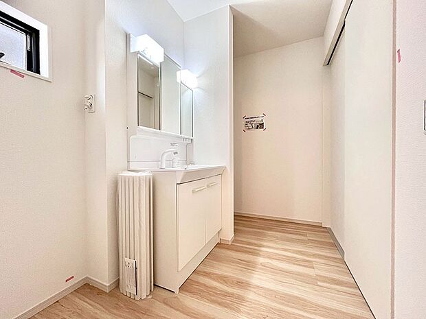 【脱衣場】清潔感のある快適空間です。毎日の身支度も気持ち良くお使い頂けます。 