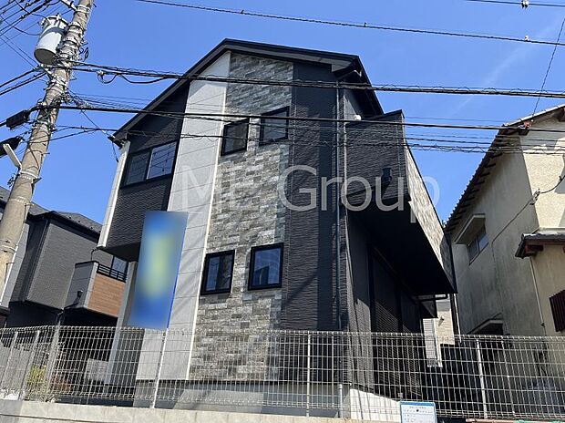 【現地外観写真】暮らしやすさと居心地の良さにこだわったシンプルで飽きのこないデザイン !