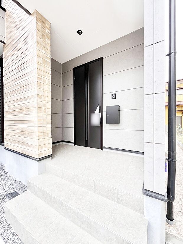 【玄関】玄関前は雨が降っても濡れにくい屋根付き