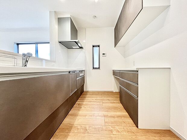 【ダイニングキッチン】爽やかな風が通り抜けるキッチン。窓があるので明るく換気にも役立ちます。