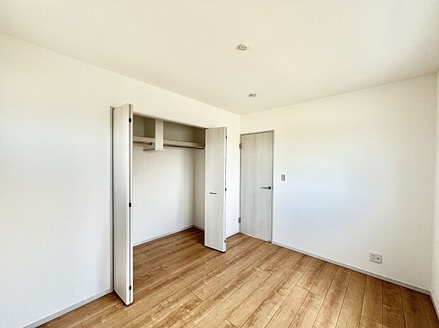 【寝室】収納が充実しているので居住スペースを広々使えます  