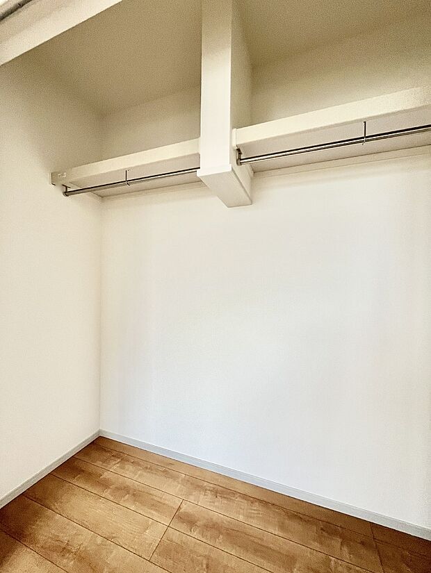 【収納】洋室のクローゼット。奥行きがあるので厚手の衣類もすっきり収まります。