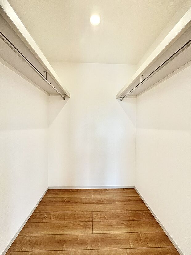 【ウォークインクローゼット】ウォークインクローゼット付きで生活空間を広く利用できます。