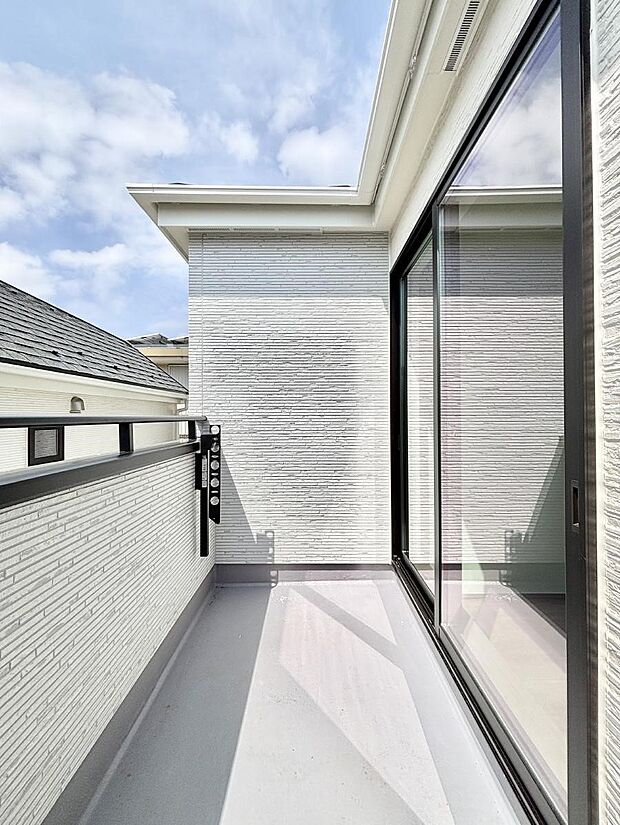 【バルコニー】南向きのバルコニー!ご家族の洗濯物はもちろん、お布団もたっぷり干せます!