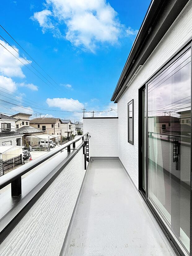 【バルコニー】暖かな陽光が降り注ぐバルコニーはお洗濯におすすめ。爽やかな風も心地よいです。