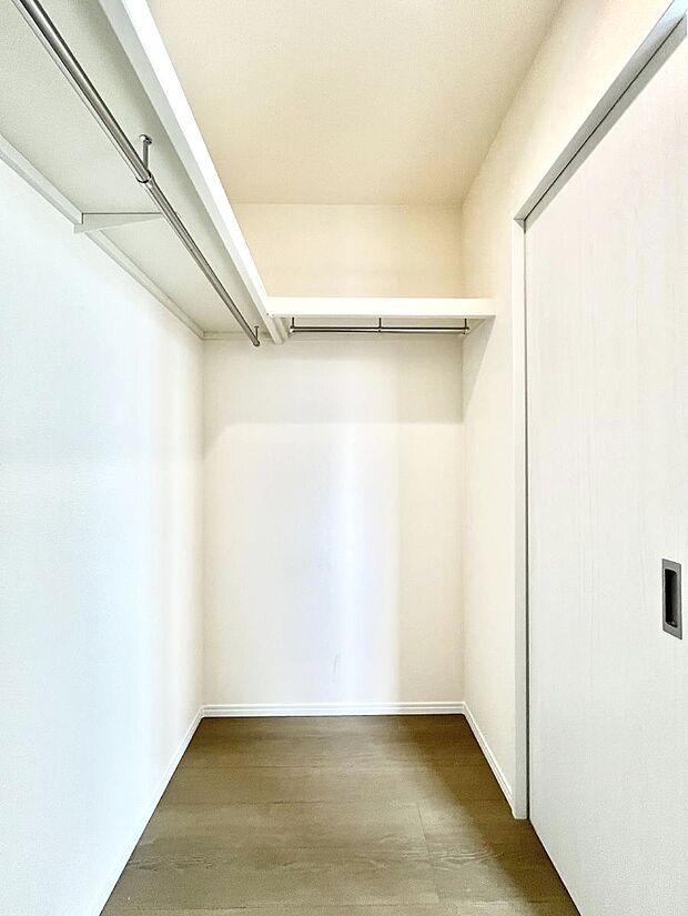 【ウォークインクローゼット】ウォークインクローゼット付きで生活空間を広く利用できます。