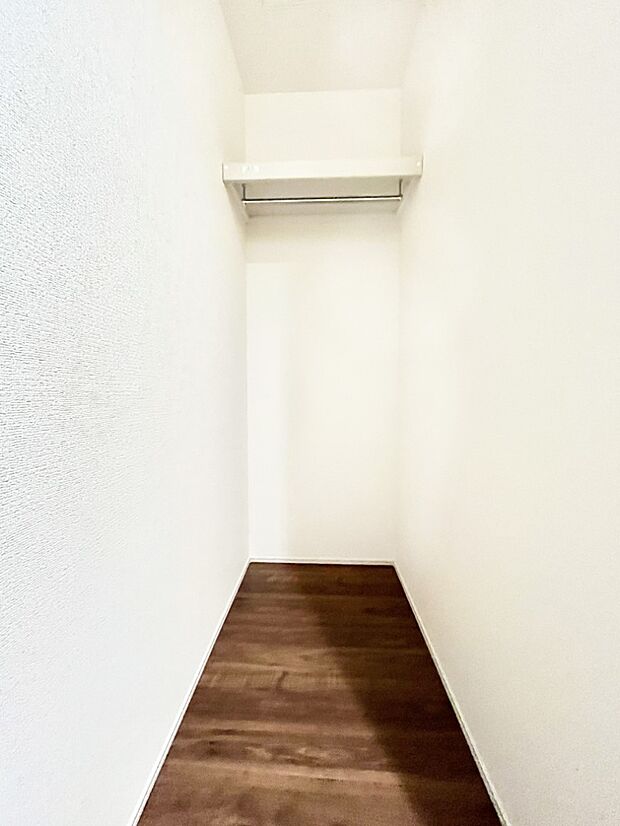 【ホール収納】掃除道具やお出かけ用グッズの収納に便利です。