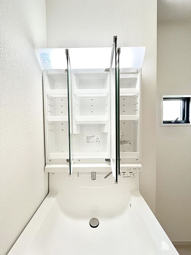 【三面鏡裏収納】三面鏡の裏に、化粧品や衛生用品などを収納可能。洗面台をすっきりと保ちます!